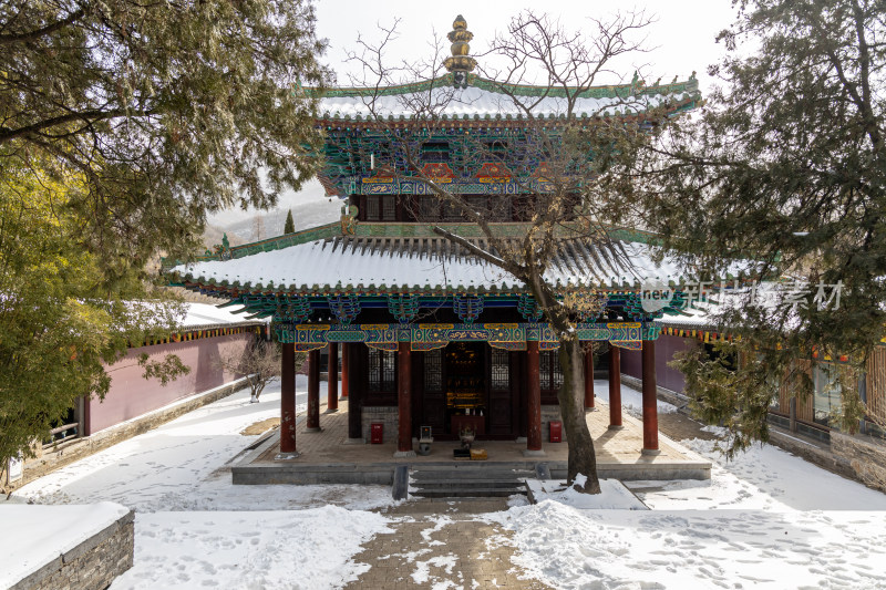 积雪覆盖的少林寺