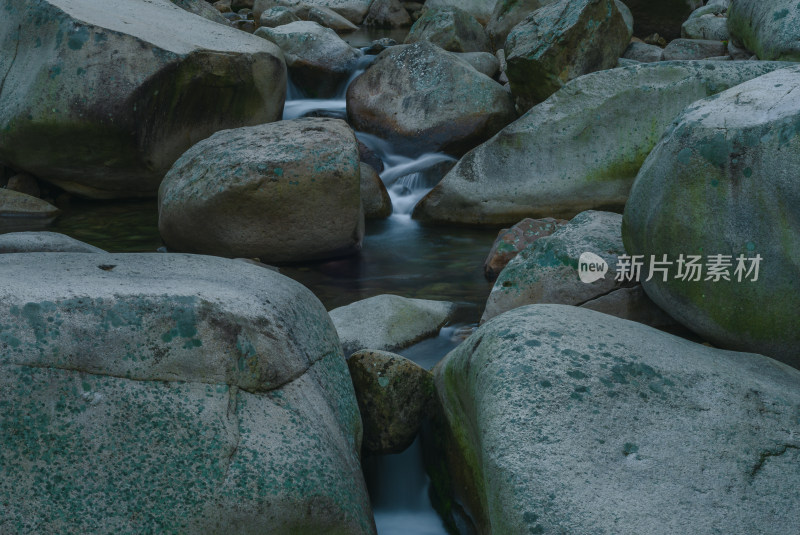 青岛北九水，慢门拍摄从石缝中流下的小瀑布