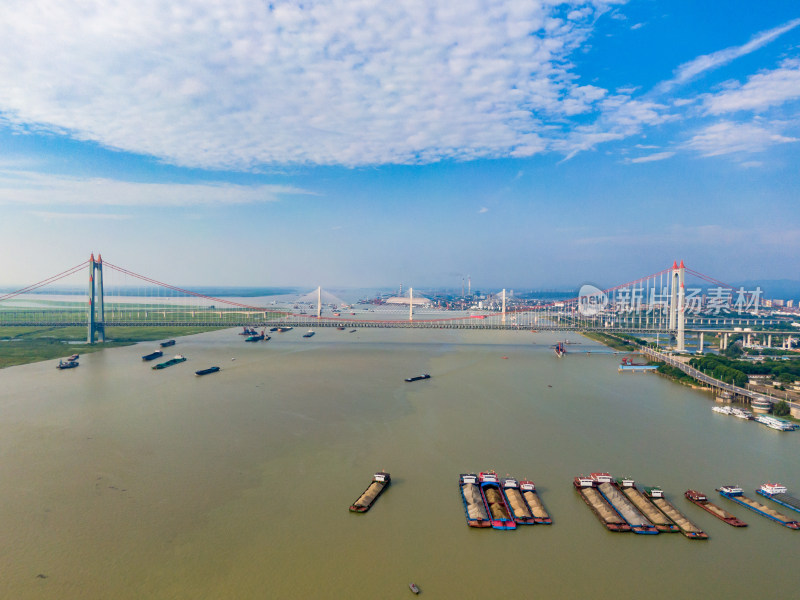 湖南岳阳洞庭湖大桥船只水运航拍摄影图