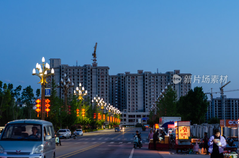 陕西渭南的一处停工的烂尾楼前的街道夜景