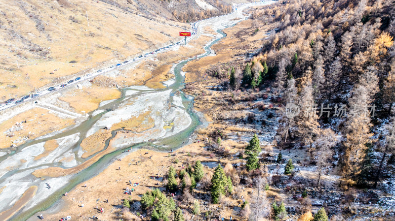 四川阿坝理小路的山区秋日风景