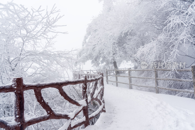 寒冷冬季景区雪后栈道