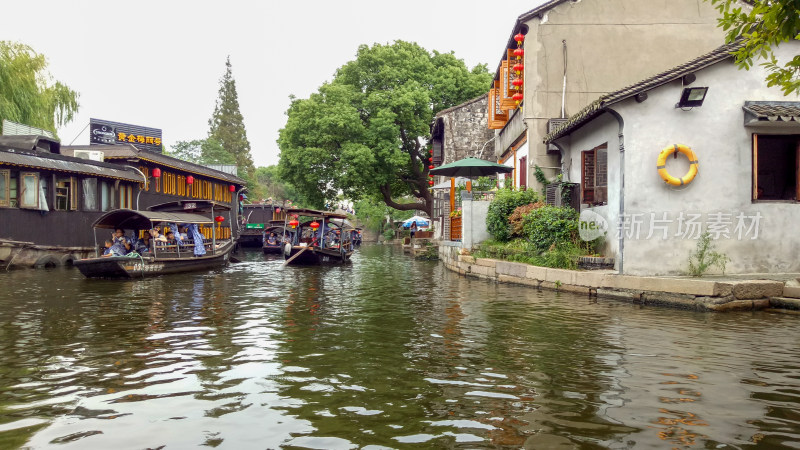 江南水乡河道游船景象