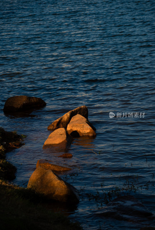水边岩石自然景象
