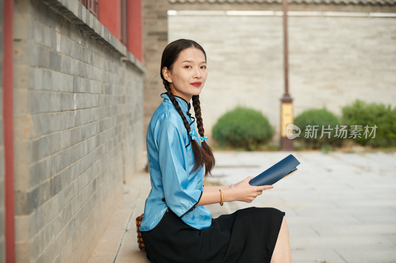 在古城身穿民国学生服饰的女大学生