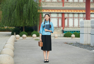 在古城身穿民国学生服饰的女大学生