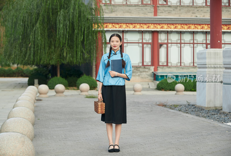 在古城身穿民国学生服饰的女大学生