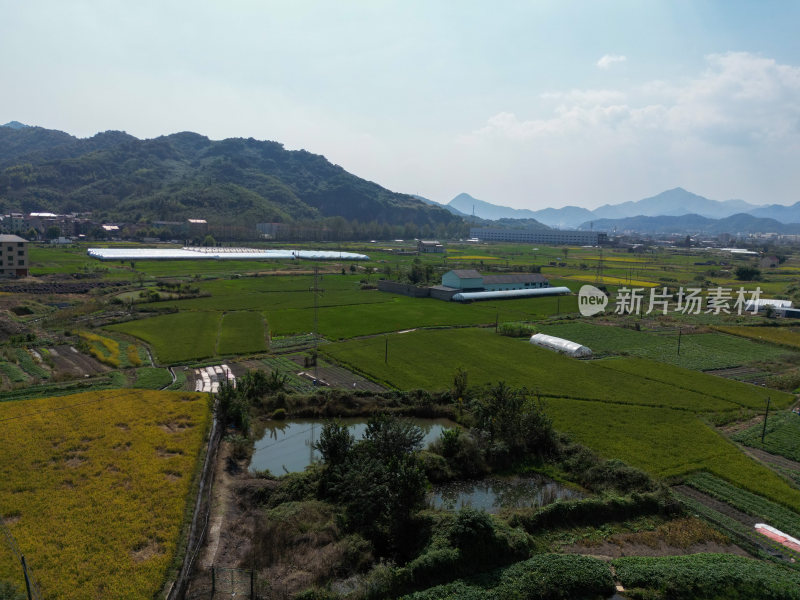 航拍蓝天白云下的青山河流村庄风光