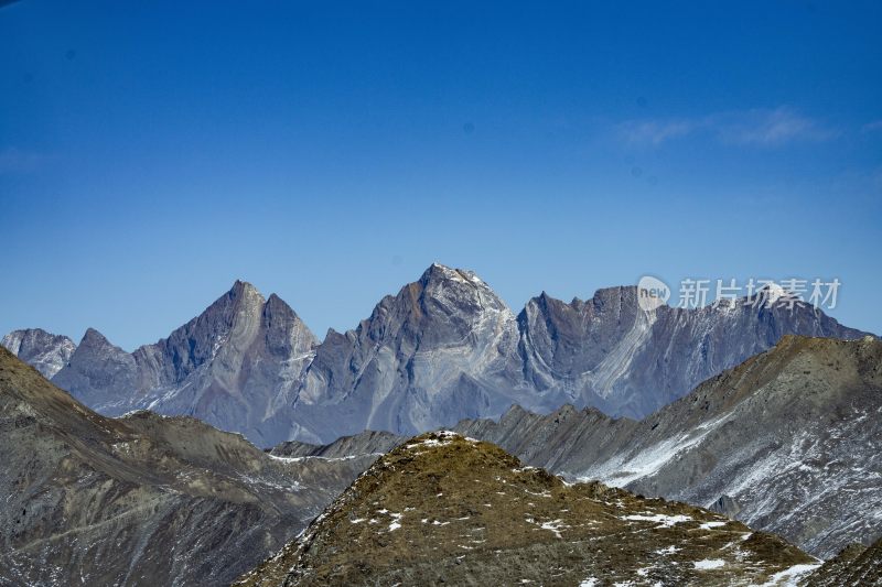 壮观的雪山全景，银白世界尽显自然之美