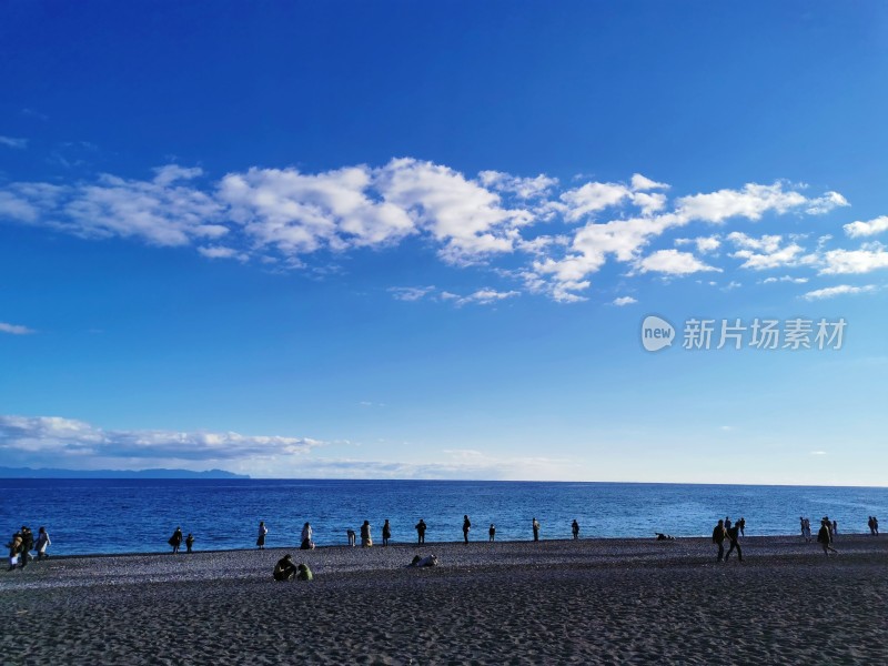阳光下的日本海滩