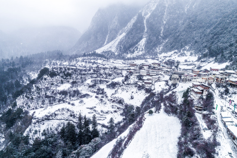 云南梅里雪山雨崩村雪景