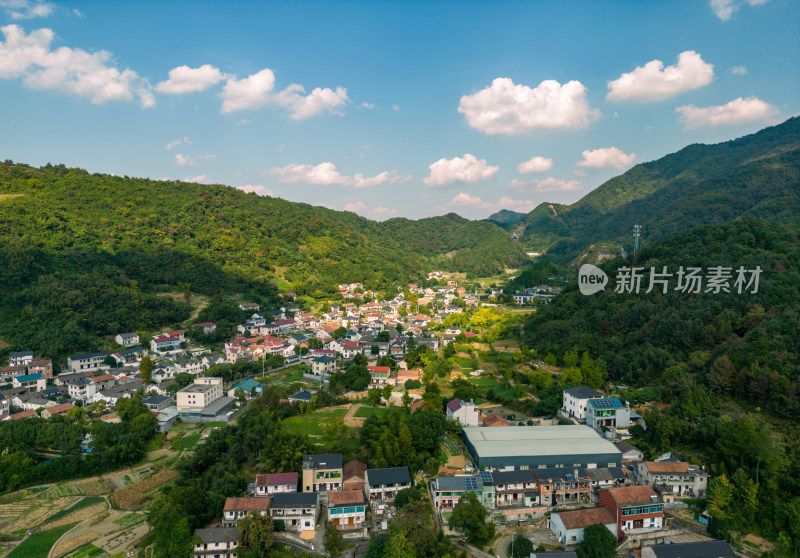 航拍蓝天白云下的青山河流稻田乡村风光