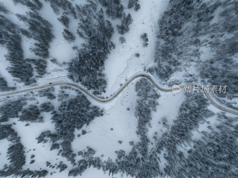 航拍冬天雪后的新疆喀纳斯弯曲的山路