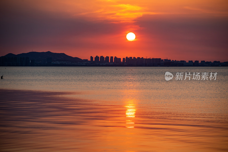 山东烟台金沙滩景区海上日落晚霞景观