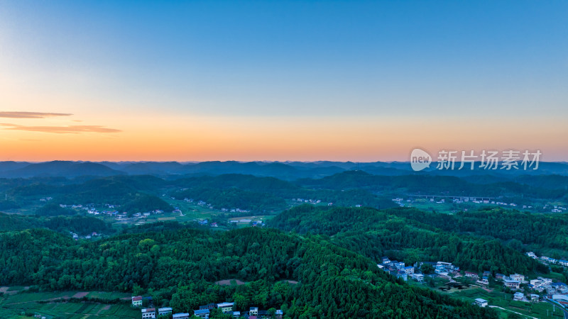 夕阳下四川德阳苍山镇丘陵地区的乡村农田