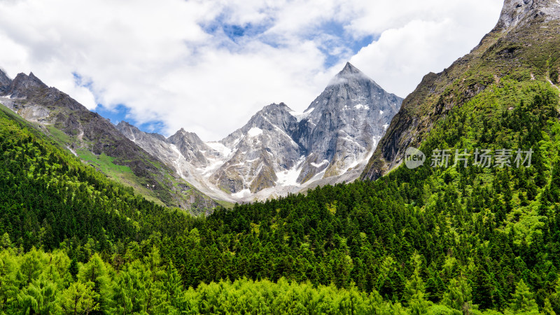 四川阿坝理县毕棚沟景区的雪山