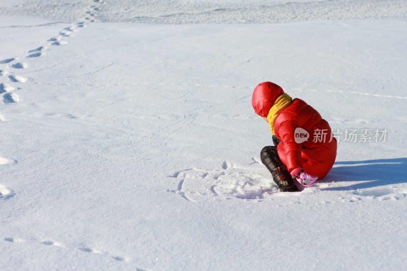 雪地里写字的红衣小女孩