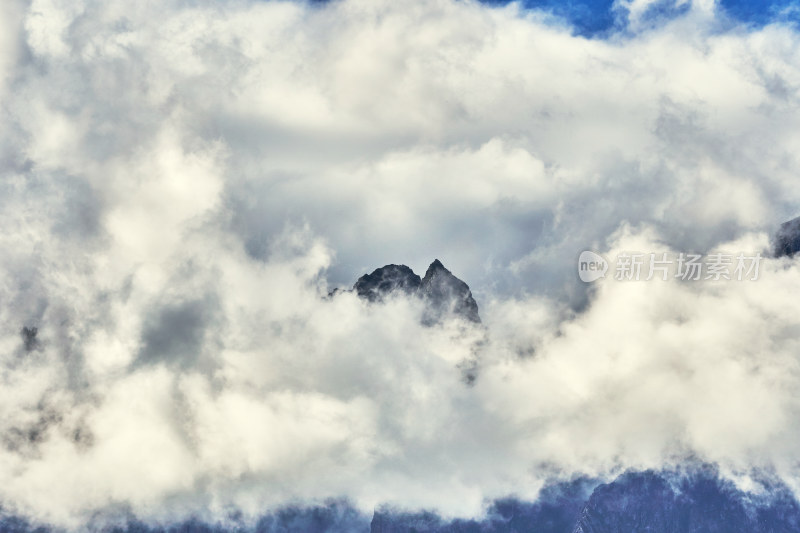 云海中的玉龙雪山