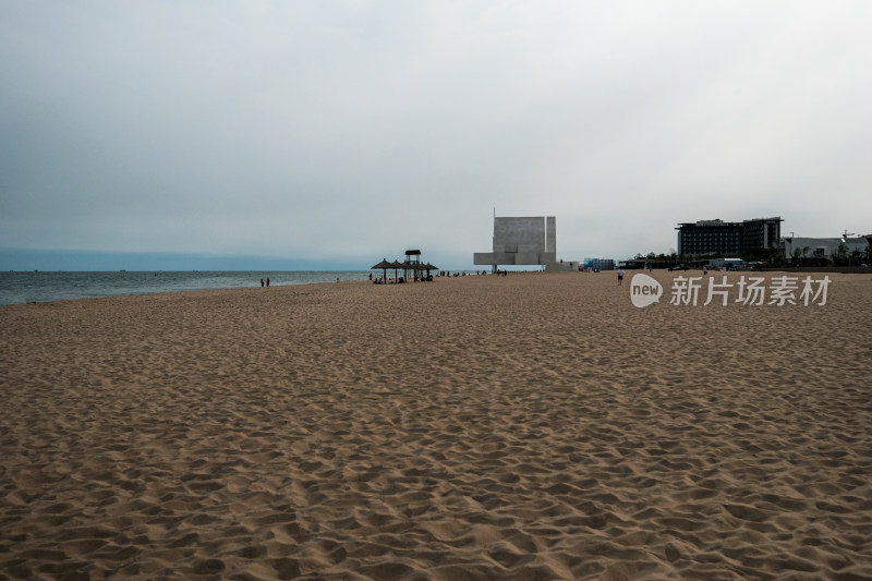 空旷沙滩上有建筑的海边景象