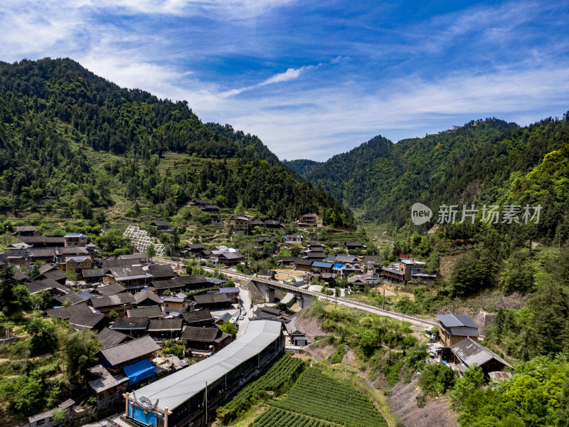 航拍湖南湘西大山中的村寨