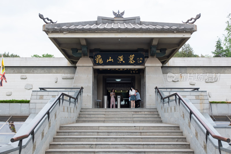 游客游览徐州龟山汉墓