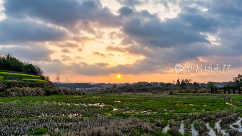 湖北省黄冈丘陵地带的农田与夕阳