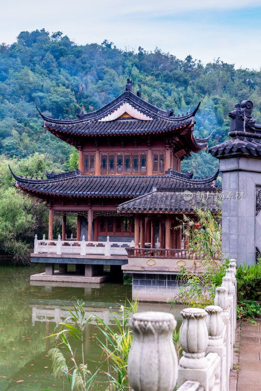 晴朗的午后，镇江焦山风景区定慧寺建筑