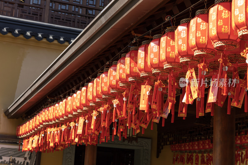 红灯笼与中式建筑寺庙屋檐