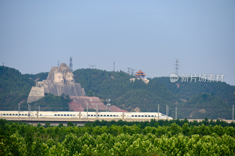 从炎黄二帝雕像下驶过的高速列车