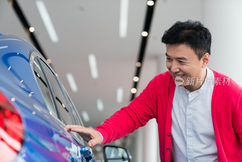 老年男子选购汽车