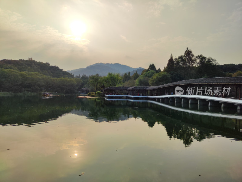 浴鹄湾湖畔中式建筑与山林景观