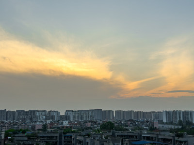 日落时建筑物在多云的天空下的景色