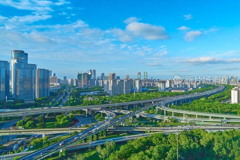 浙江杭州滨江的快速路和机场公路的城市风光