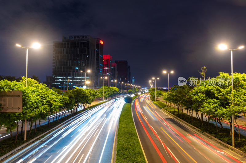 夜晚城市道路车流与建筑景观