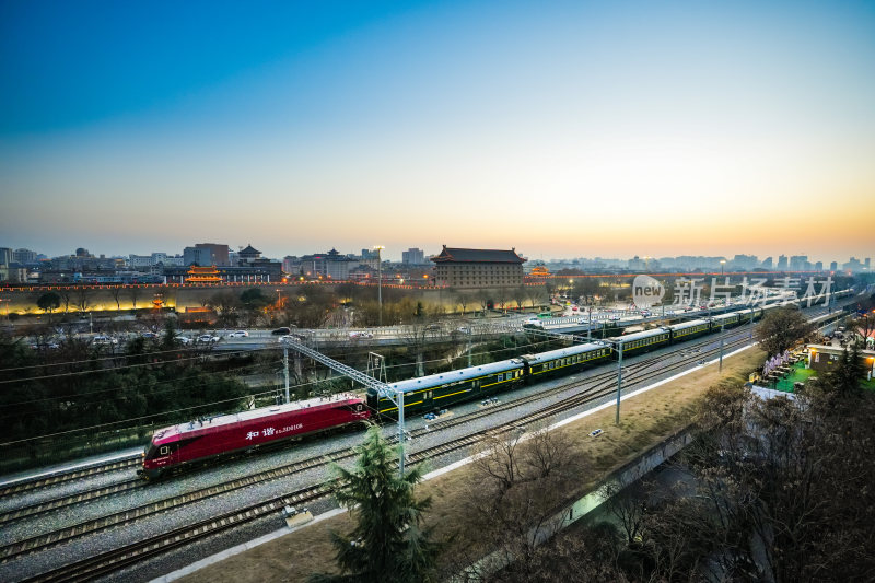 春运中旅客列车途经西安明城墙安远门