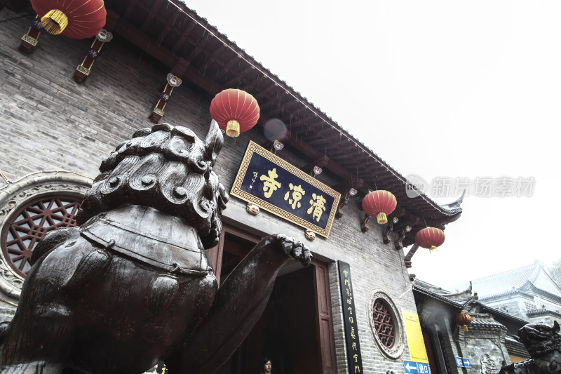 商丘清凉寺前石狮子及建筑景象