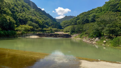 山间绿水与葱郁山林景致