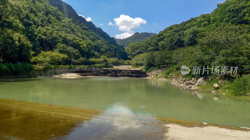 山间绿水与葱郁山林景致