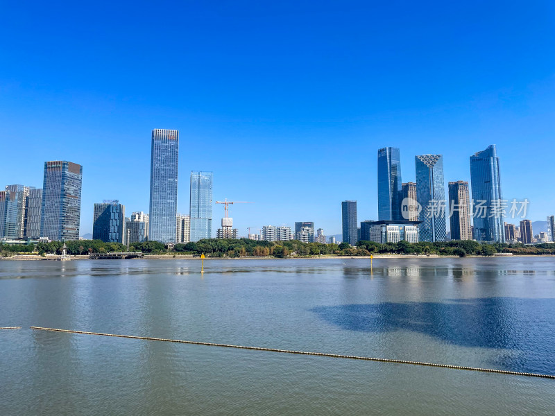 江对岸的现代化都市高楼群全景