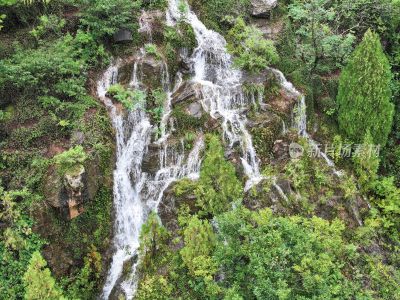 山东枣庄山亭区群山之中的飞瀑流泉美景