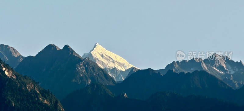 壮丽雪山与连绵山脉景观