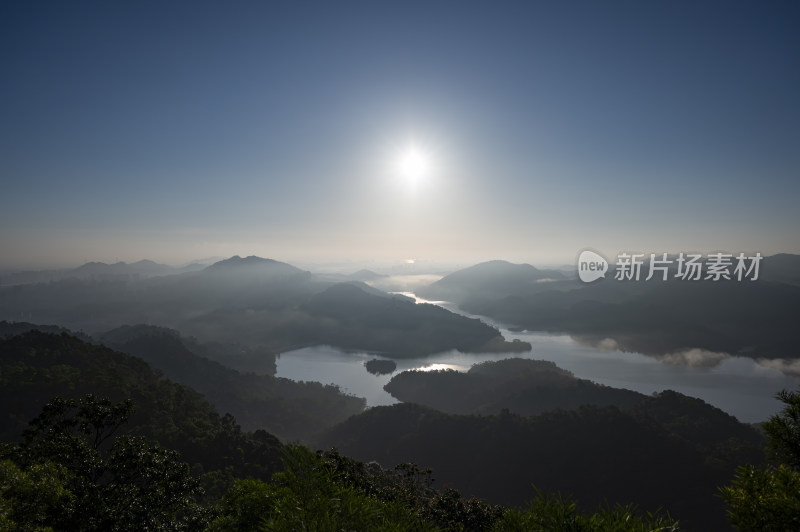 广东中山五桂山狮头山俯瞰长江水库日出风光