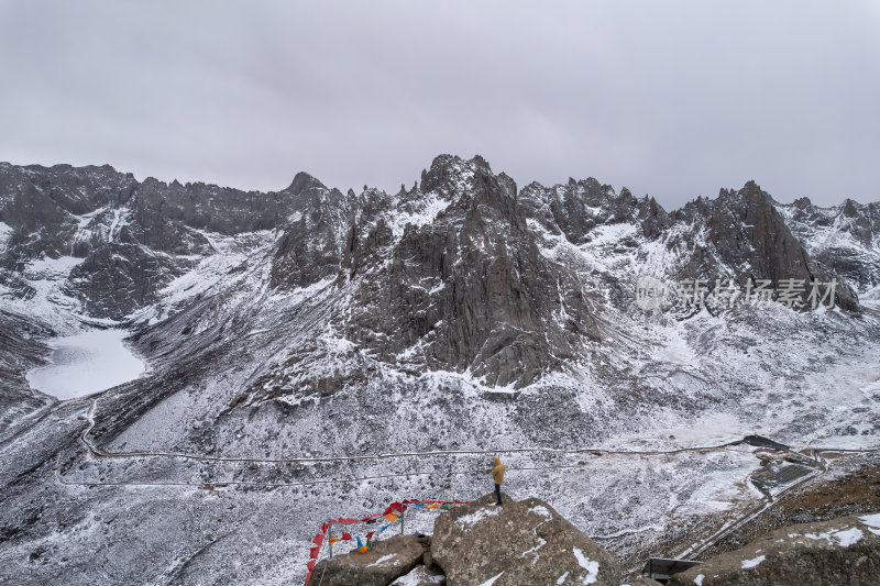 四川阿坝州莲宝叶则冬季雪山巍峨航拍