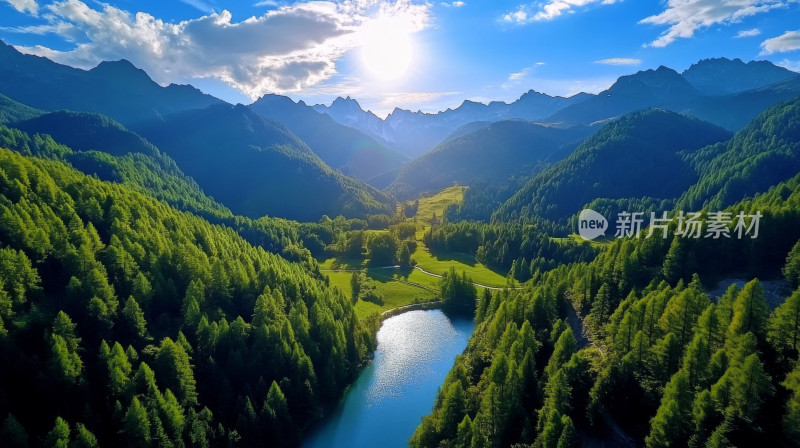 雄伟的山脉景观湖泊自然旅游景色山间森林