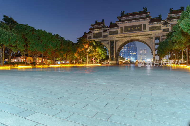 佛山顺峰山公园中华第一牌坊中式建筑夜景