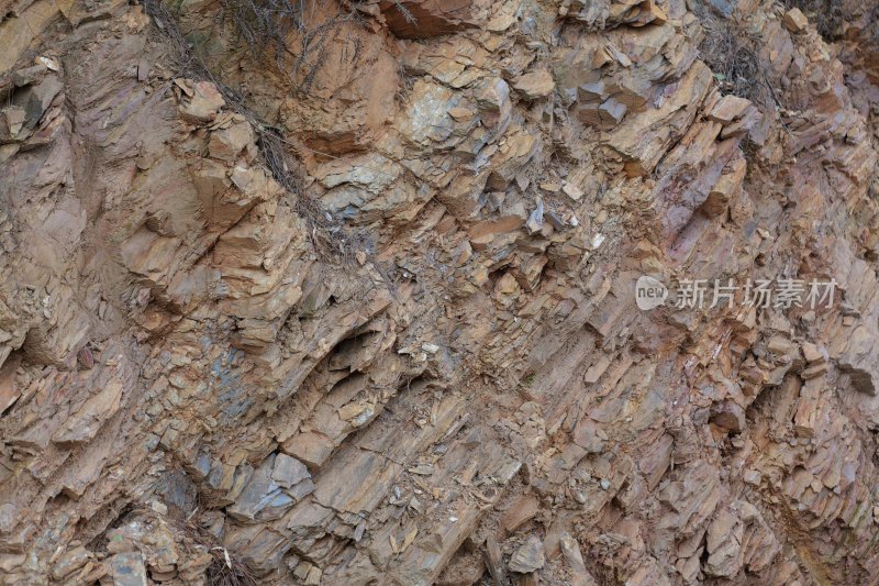 不规则岩层结构的山体峭壁