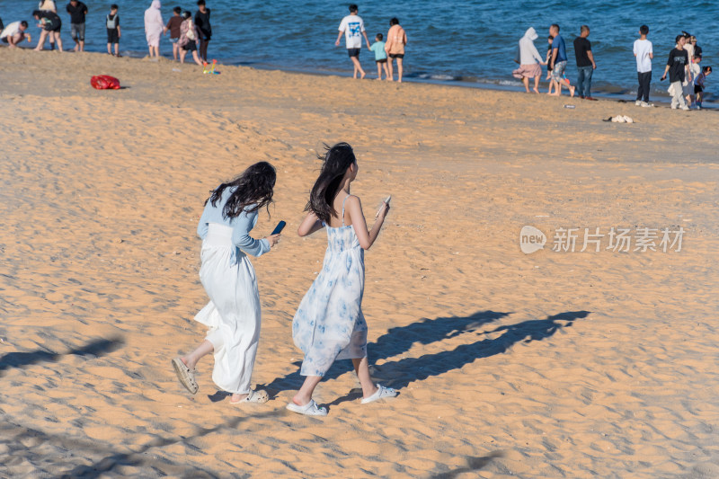 东山岛热闹的海滨沙滩场景