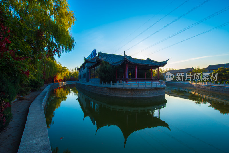 水边中式古建筑风景