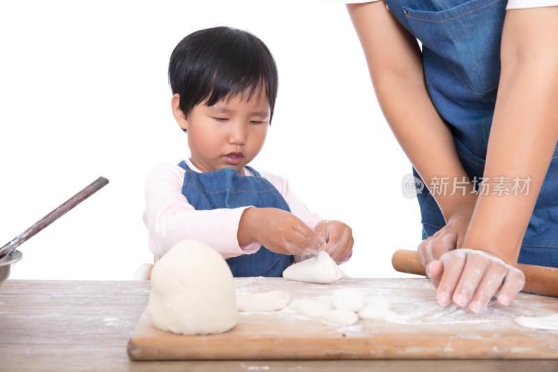 厨房里孩子在学习包饺子旁边妈妈在擀饺皮