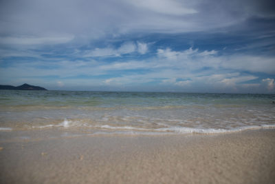 晴天的沙滩海浪